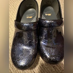 Dansko XP 2.0, light wear, leather blue animal print